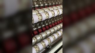 Scatole sicure con robusto nastro da imballaggio blu