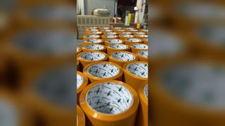 Sigillo di sicurezza con nastro da imballaggio rosso brillante