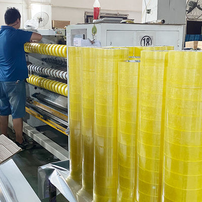 Un buon prezzo. Prodotto di fabbrica Nastro di imballaggio di plastica Bopp per sigillare cartone autoadesivo in linea